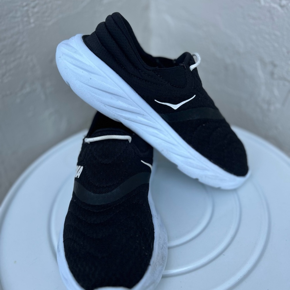 Hoka Ora Recovery Shoe 2 in a black and white colorway. Slip On Size 6 - Picture 3 of 7